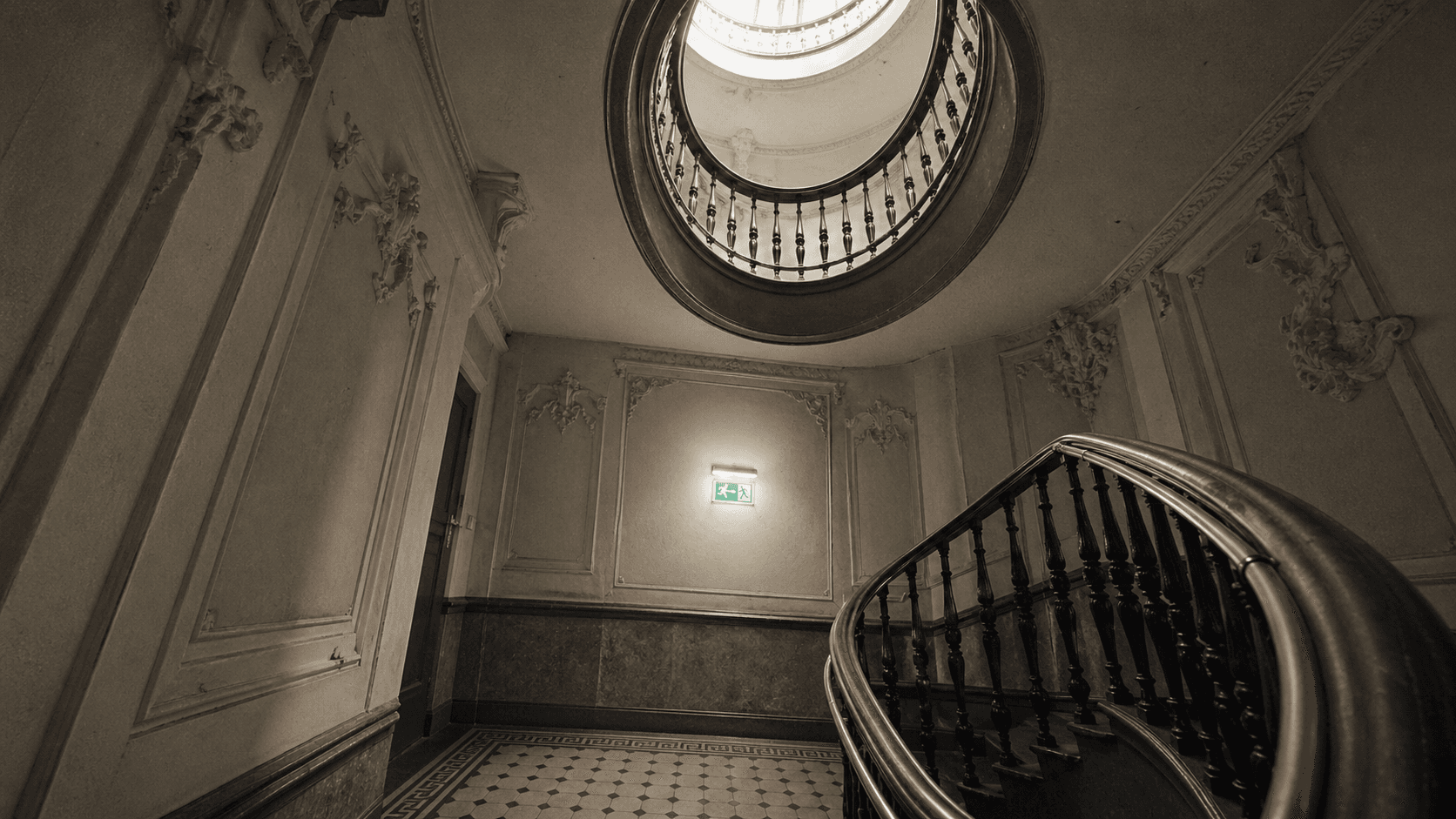 Sicherheitsbeleuchtung im Treppenhaus eines Berliner Mehrfamilienhauses — Bestandteil der Brandschutzpflicht